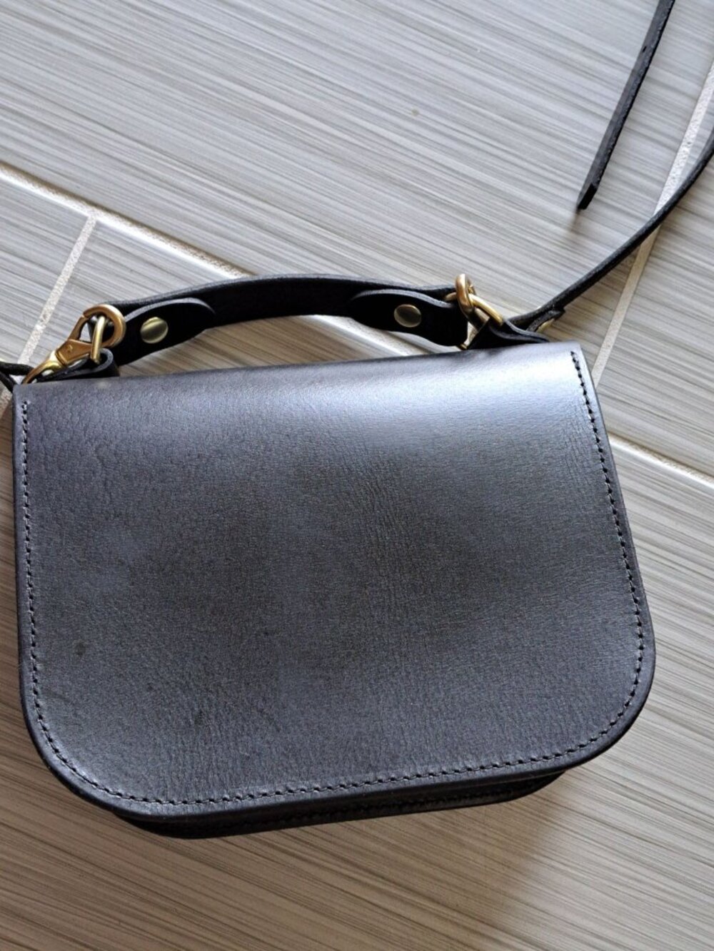 Howl + Hide Alice Crossbody Bag 2-In-1 Full Grain Leather Brass Black 8"x6"x3" - Picture 8 of 16